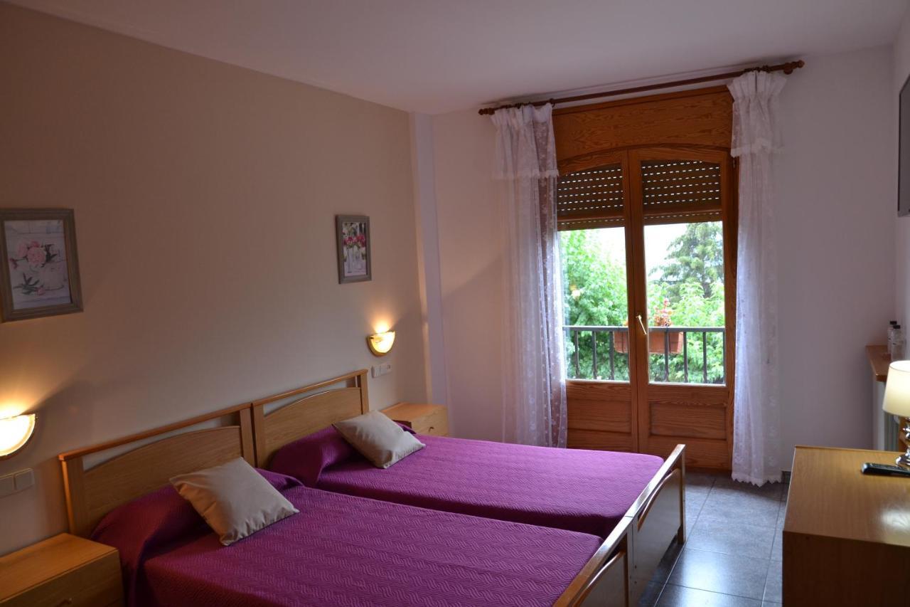 Hostal Montserrat Montseny Eksteriør billede