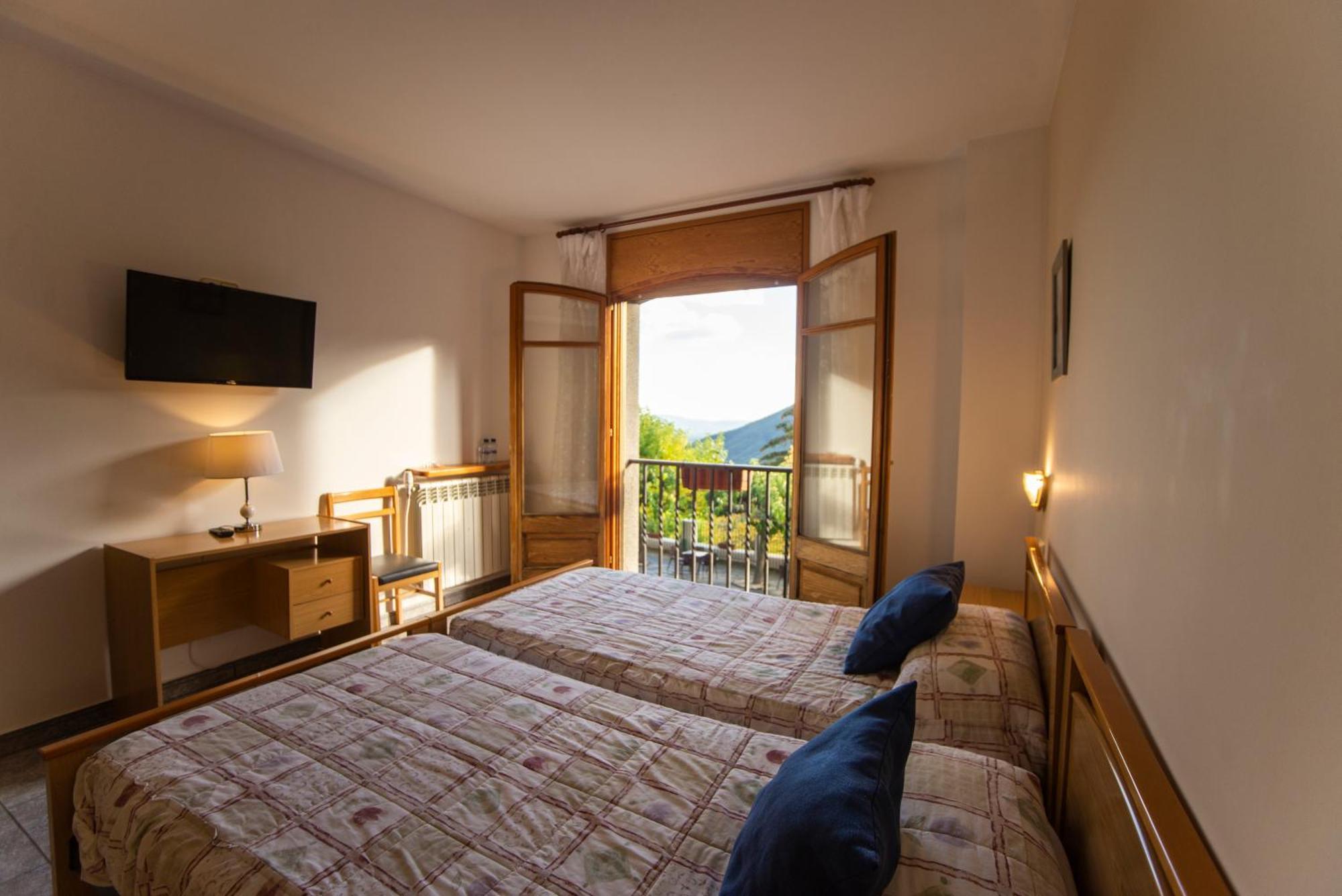 Hostal Montserrat Montseny Eksteriør billede