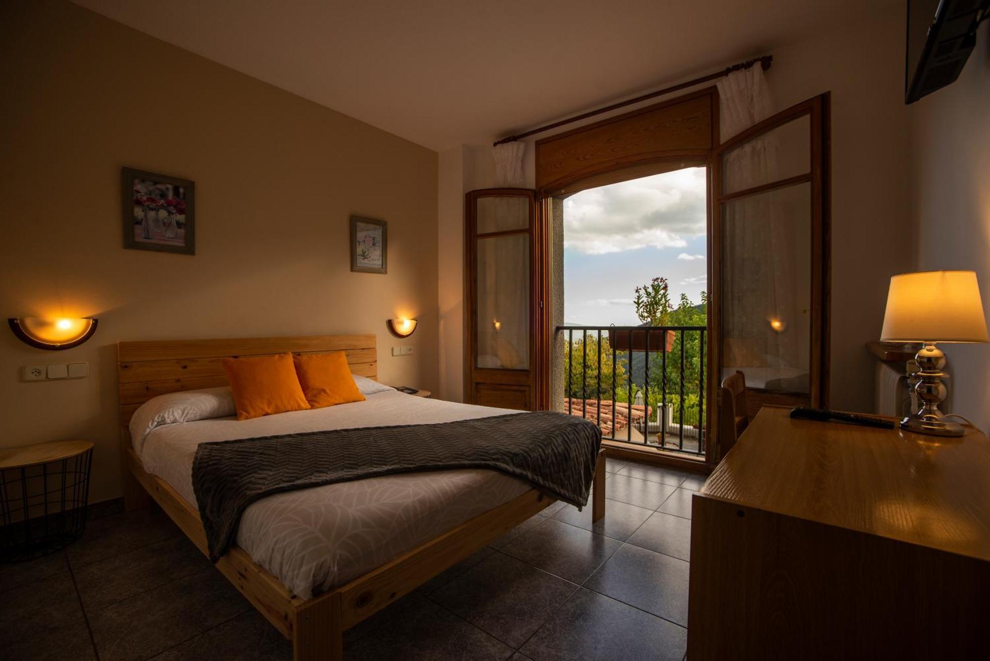 Hostal Montserrat Montseny Eksteriør billede