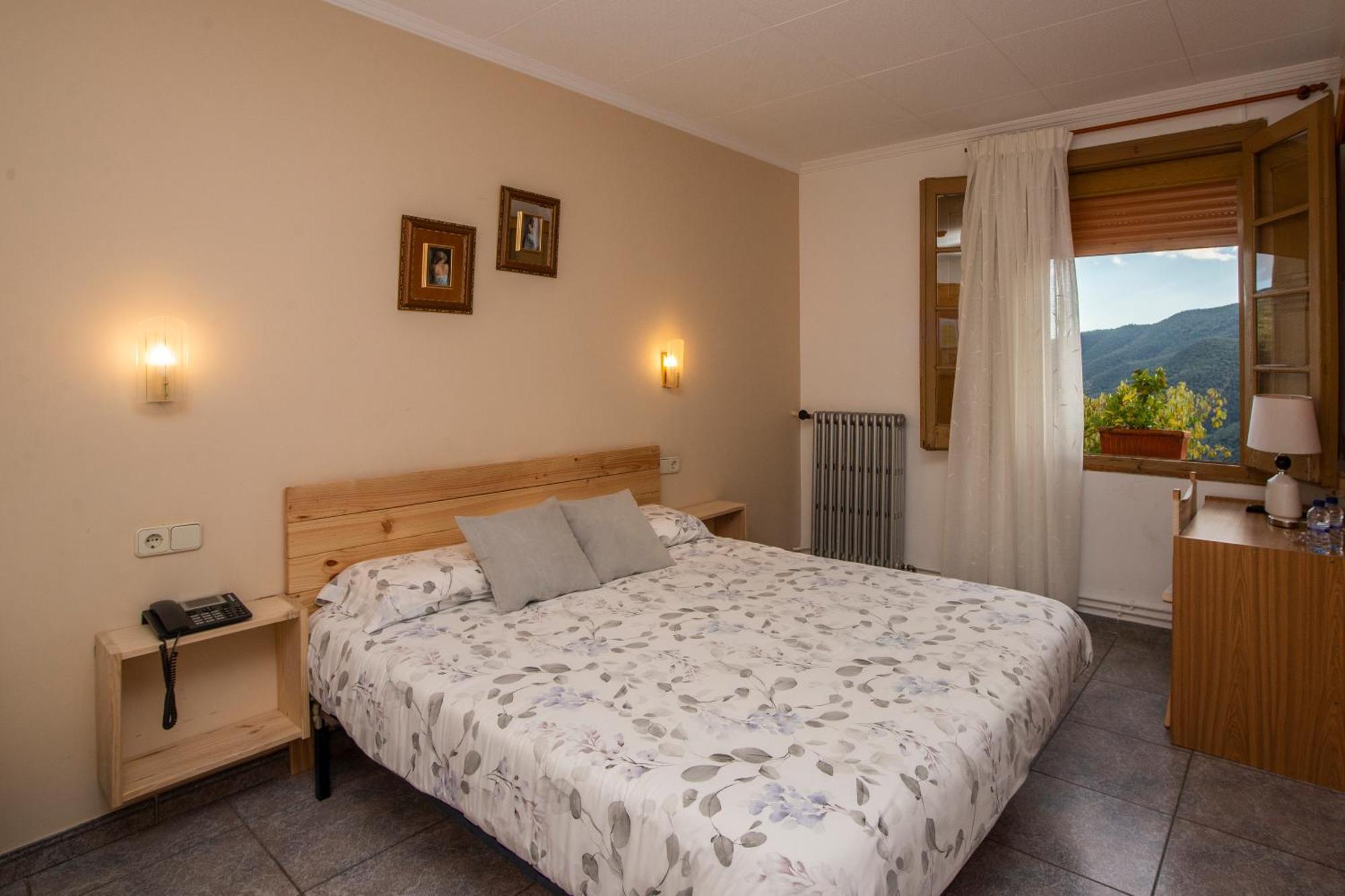 Hostal Montserrat Montseny Eksteriør billede