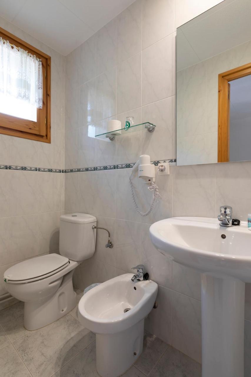 Hostal Montserrat Montseny Eksteriør billede